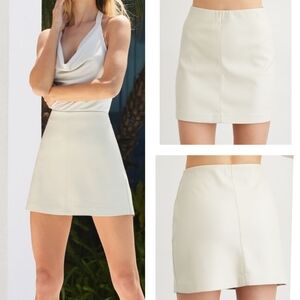 NWOT Dynamite Susie Faux Leather Mini Skirt in Beige, Stretchy Waist, Sz Large.
